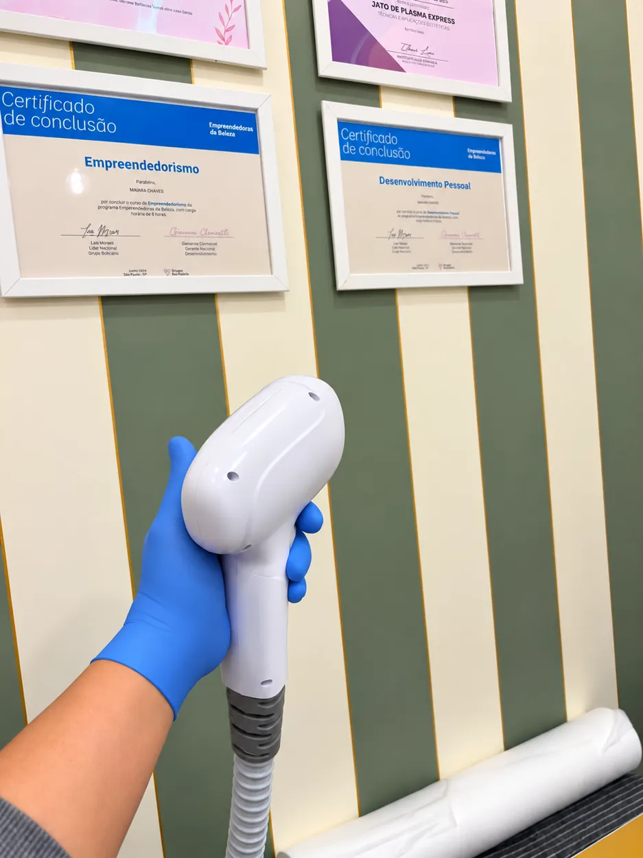 Manípulo de equipamento de estética em ambiente de atendimento