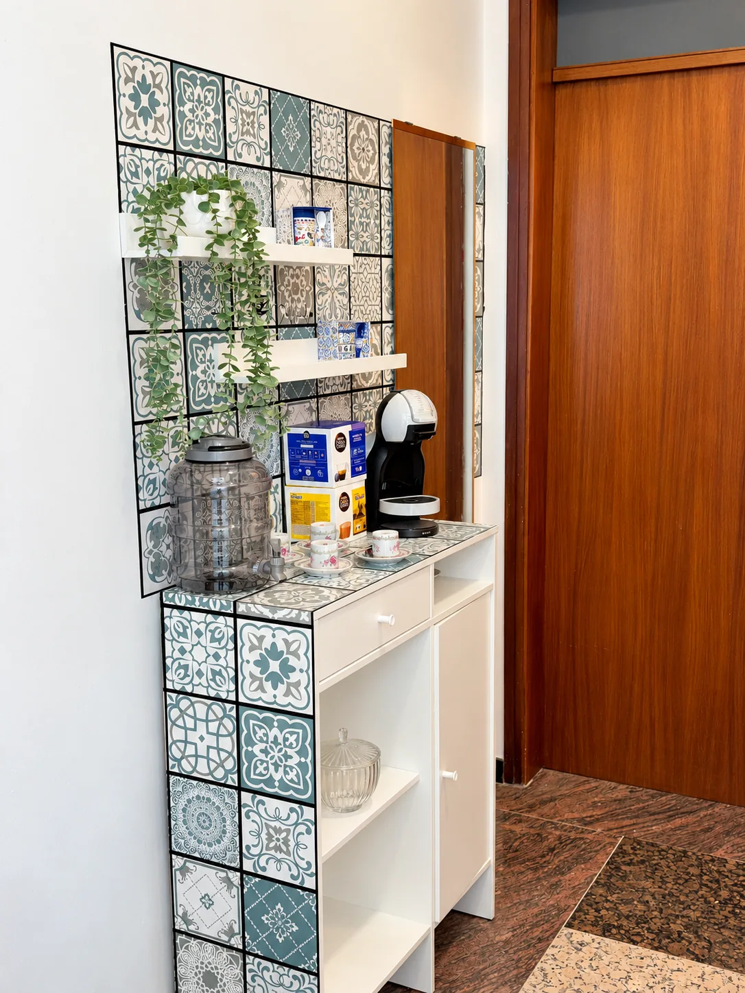 Cantinho de café da Donna Pelle, com azulejos decorativos e plantas