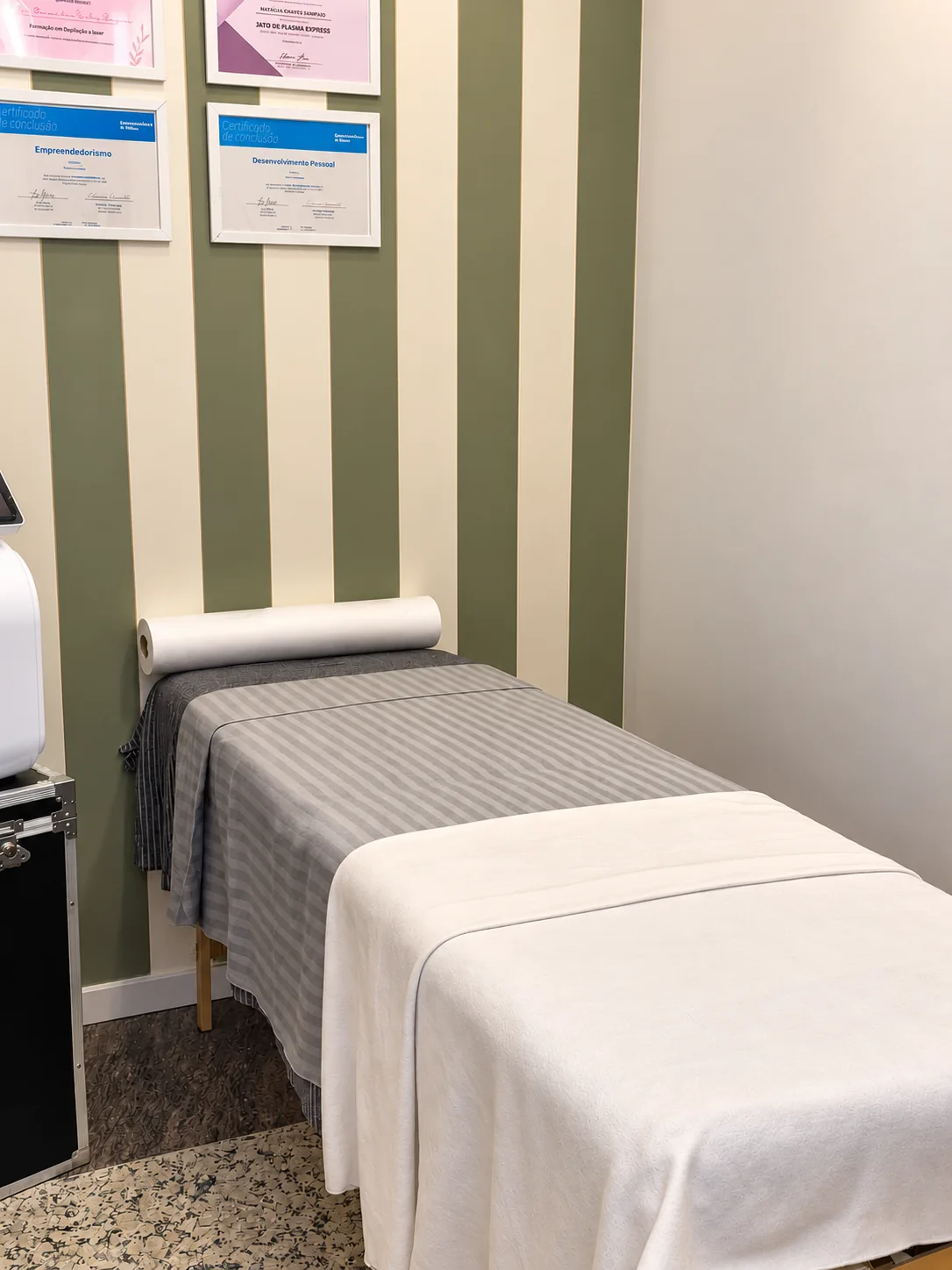 Sala de tratamentos Donna Pelle, com marquesa preparada e ambiente acolhedor
